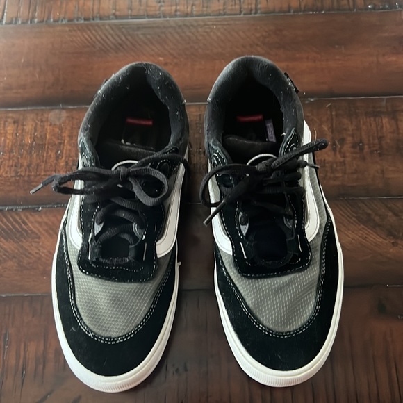 Vans Skateboarding Shoe - Picture 3 of 9